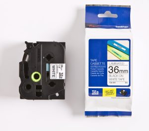 PRÆGETAPE BROTHER 36 MM SORT/HVID TZE 261 LAMINERET