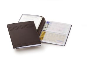 Omslag til id- og kreditkortMed svejsede gennemsigtige lommer til 4 kredit-, check- eller medlemskort (54x85 mm) og 4 identitetspapirer (80x115 mm).