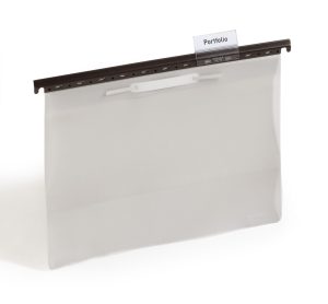 Hængemappe a4Fremstillet af PVC, med gennemsigtig forside, grå bagside og en 8 cm arkiveringsmekanisme. Indvendig lomme på bagsiden. Kan monteres med organiseringsstang ref.1867.