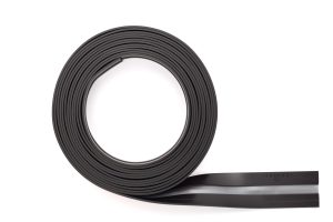 Selvklæbende magnetisk klemme durafix  roll 5 meterSelvklæbende magnetisk memoklemme, 5 meter rulle til fastgørelse af informationer og notater, kan skæres individuelt i ønskede strørrelser. 