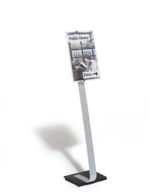 Gulvskilt crystal sign stand a3Elegant gulvstander med stabil og tung fod. Drejelig skilte i klar akryl med dekorative skruer. Design indstiksetiket med gratis skabelon.