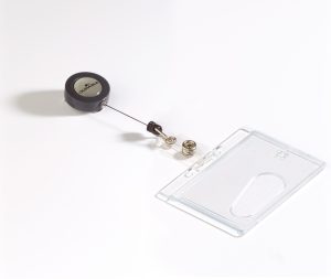 Id-kortholder m yoyoHolder af slidstærkt akryl med plads til 1 stk. sikkerhedskort.