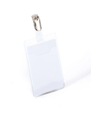 Navneskilt m stropklemme 90x60 mmNavneskilt af robust plast med åben top og stropklemme. Højformat.