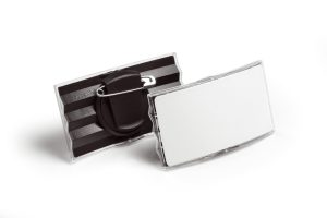 Konveks navneskilt m nål/klemme 40x75 mmKonveks navneskilt af akrylplast med nål og drejelig klemme.