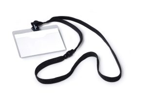 Navneskilt med halssnor 60x90 mmNavneskilt af robust plast med åben top og halssnor. Tværformat. 10 stk.