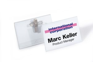 Navneskilt m nål/klemme 40x75 mmNavneskilt med nål og klemme der giver valgmulighed for at fastsætte på tøjet. 50 stk.