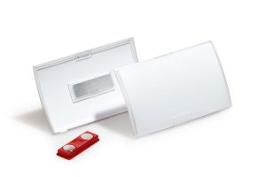 Navneskilt click fold rpp 54x90, magnetLetvægts konveks foldbart navneskilt med unik klikmekanisme, der har en magnetisk fastgørelse. Størrelse 54x90 mm. 10 stk. pr. æske.