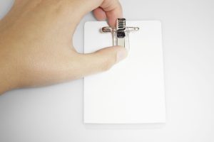 Navneskilt selvlaminerende 54x90 mmSelvlaminerende navneskilt  med nål/klemme.