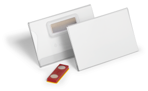 Navneskilt 54 x 90 mm med magnet place & holdSkånsomt navneskilt med særlig magnetisk fastgørelse "PLACE & HOLD", som forhindrer, at navneskiltet kan vrides eller løsne sig, når det bæres