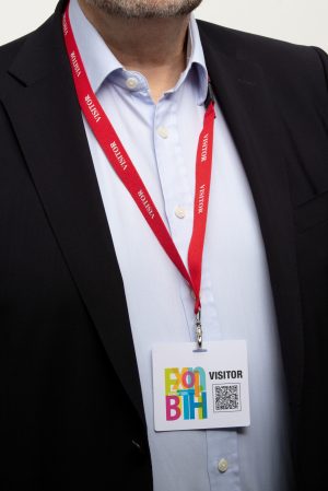 Visitor badgeNavneskilte på A4 ark til at trække fra hinanden og derefter limme for og bagside sammen. Kan bruges sammen med en halssnor eller yoyo.