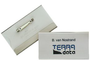 Navneskilt m nål 40x75 mmNavneskilt af robust plast med sikkerhedsnål og mulighet at fastgøre i brystlomme. 100 stk.