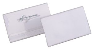 Navneskilt m nål 40x75 mmNavneskilt af robust plast med sikkerhedsnål. 100 stk.