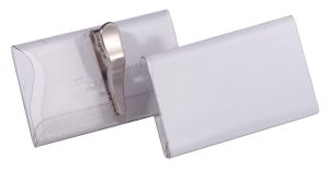 Navneskilt m krokodillenæb-klemme 40x75 mmNavneskilt af robust plast med krokodillenæb-klemme og mulighet at fastgøre i brystlomme.