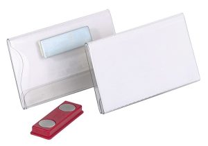 Navneskilt m magnet 40x75 mmNavneskilt af robust plast med magnetbeslag og mulighed for at fastgøre i brystlomme. BEMÆRK! Ikke egnet til personer med pacemaker.