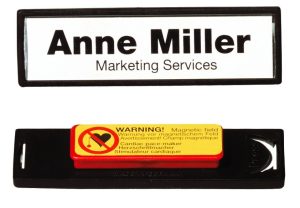 Clip card m magnet 17x67 mmNavneskilt  med farvet ramme og magnet beslag.. BEMÆRK! Ikke egnet til personer med pacemaker.