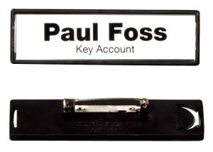 Clip card m flad nål 17x67 mmNavneskilt  med farvet ram og nål.