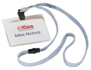 Navneskilt med halssnor 60x90 mmNavneskilt af robust plast med åben top og halssnor. Tværformat. 10 stk.