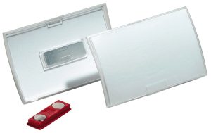 Navneskilt click fold rpp 40x75, magnetLetvægts konveks foldbart navneskilt med unik klikmekanisme, der har en magnetisk fastgørelse. Størrelse 40x75 mm. 10 stk. pr. æske.