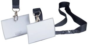 Navneskilt click fold rpp 54x90, halssnorLetvægts konveks foldbart navneskilt med unik klikmekanisme, med et halssnor med sikkerhedslås. Størrelse 54x90 mm. 10 stk. pr. æske.