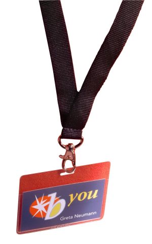 Navneskilt med halssnor 60x90 mmNavneskilt af robust plast og halssnor der lukker åbningen på lommen. Tværformat. 20 stk.