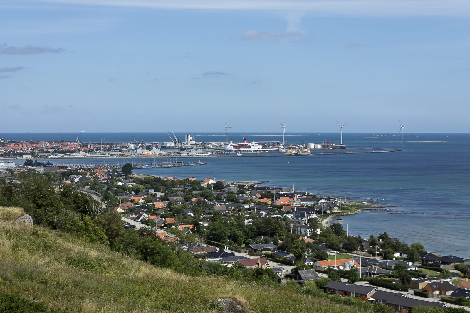 Havnen i Frederikshavn med vindmøller og huse