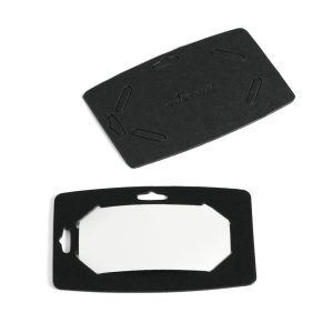 Navneskilt 40x75 mm genbrugspapNavneskilt af genbrugspapir. Sort holder af robust pap samt hvide navneetiketter. Anvendes f.eks. med et halssnor. 20 stk./pakke