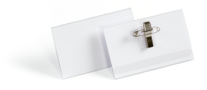 Navneskilt 54x90 mm med nål/klemme rpetNavneskilt lavet af rPET, der kan fastgøres med en sikkerhedsnål eller klips. Formatet 54 x 90 mm er standard for visitkort. 50 stk./pakke.